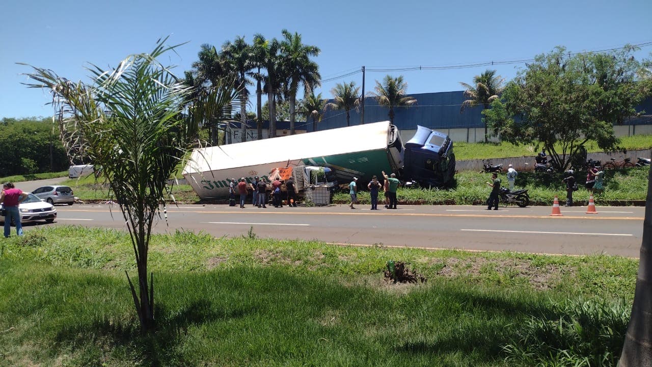 Grave colisão entre caminhões deixa vítimas na BR, próximo à Yoki, em Cambará